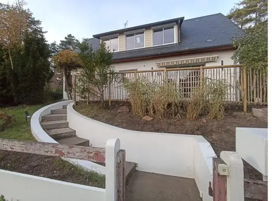 Jardin villa Quend-Plage, terrasse sud-ouest Deux grandes tables et dix-neuf chaises extérieures.